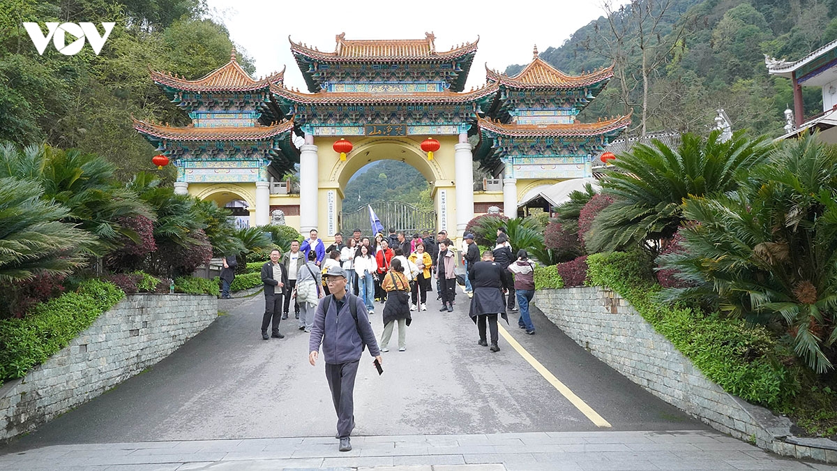 nui pham tinh mot trong ngu dai danh son phat giao o trung quoc hinh anh 1